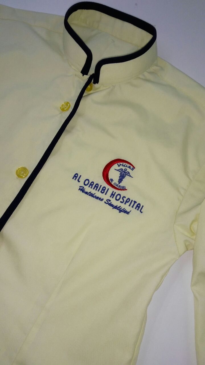 Beige short-sleeve shirt with a black mandarin collar and a red-and-blue embroidered logo